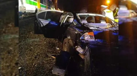 Rozpędzone auto spadło z rampy wprost pod jadący pociąg. Kierowca zdążył uciec