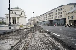 Bruk i tory tramwajowe na placu Trzech Krzyży