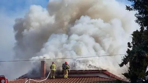 Pożar dachu sali weselnej w Markach. Obiekt nie nadaje się do użytku