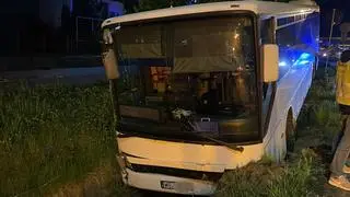 Autobus wpadł do rowu na Puławskiej