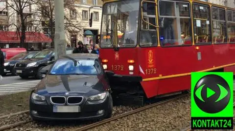 Wjechał na torowisko. Zderzył się z tramwajem