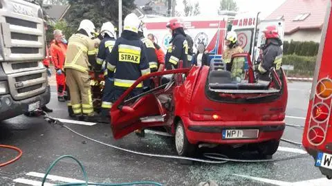 Zderzenie seicento z ciężarówką. Jedna osoba uwięziona w aucie