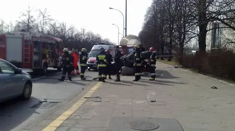 Dachował na przystanku. Żwirki i Banacha stanęły