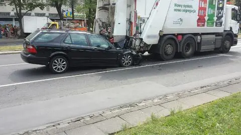 Auto wpadło pod śmieciarkę