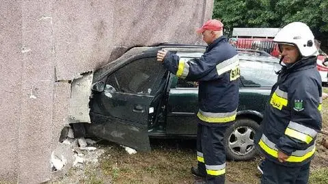 Policja: kierująca przeglądała torebkę. Opel wbił się w ścianę domu