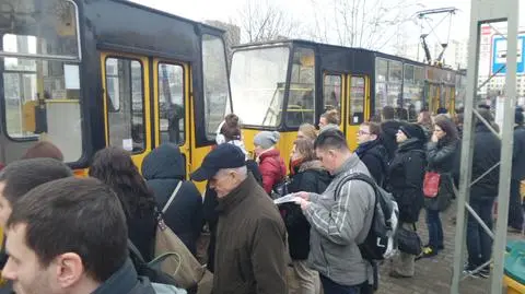 Bez tramwajów na Wołoskiej. Poniedziałek na razie spokojny