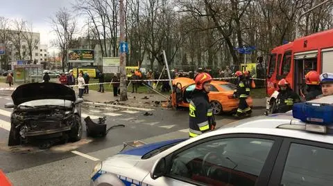 Dwie kolizje na Powstańców Śląskich. Auto na słupie