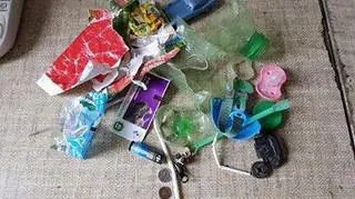 Śmieci znalezione na wybiegu małp