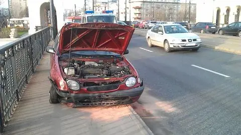 Toyota wjechała w barierki na moście Poniatowskiego