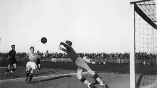 Warta Poznań - Legia Warszawa w Poznaniu. W akcji bramkarz Legii Antoni Keller broniący strzał Bronisława Szwarca. 1935.