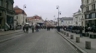 Ludzie zgromadzili się przed Pałacem Prezydenckim