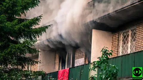 Kłęby dymu w mieszkaniu. "Spłonęło wyposażenie pokoju"