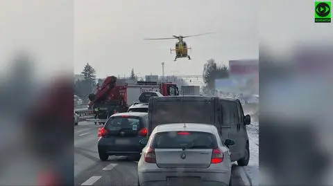 Policja: Tir najechał na busa. Na "siódemce" lądowało LPR 