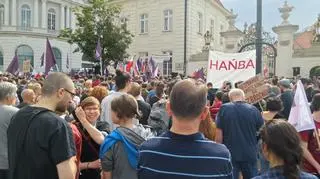 Protest Partii Razem przed Pałacem Prezydenckim