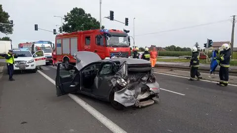 Jeden kierowca zatrzymał się na czerwonym, drugi nie wyhamował