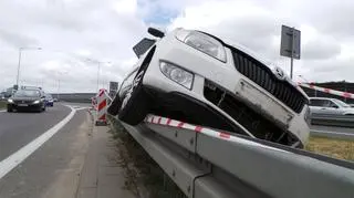 Skoda na barierkach przy trasie S8