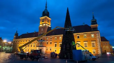 Przedsmak świątecznej iluminacji. Rozbłysły światełka, postawili choinkę