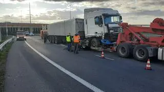 Ciężarówka została wyciągnięta z rowu