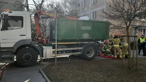 Wypadek na Żoliborzu. Kierowca ciężarówki potrącił pieszą na osiedlowym chodniku