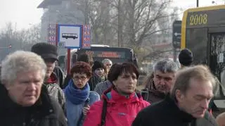 W ciągu minuty pod bramy cmentarzy podjeżdża nawet 5-6 autobusów