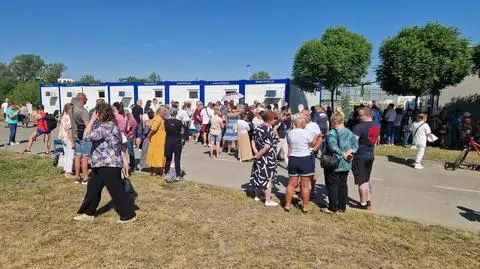 Na przydział kontenera czeka kilkaset osób. Przez godzinę obsłużono zaledwie 15 
