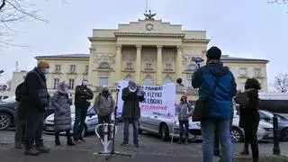 Obywatele RP odczytują wyroki ws. wolności zgromadzeń