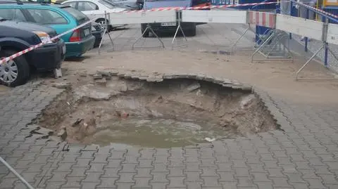 Pęknięta rura na Bielanach. "Bardzo dużo wymytego piasku"