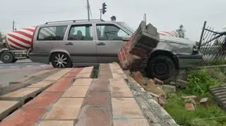 Kierowca wjechał w ogrodzenie w Ożarowie Mazowieckim