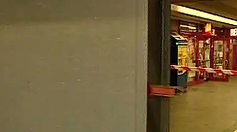 Ogromne śluzy zamykają wejścia do metra