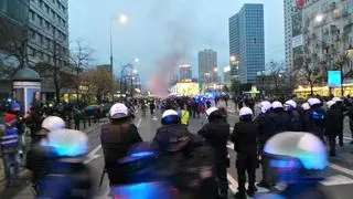 Policjanci odcięli drogę protestującym