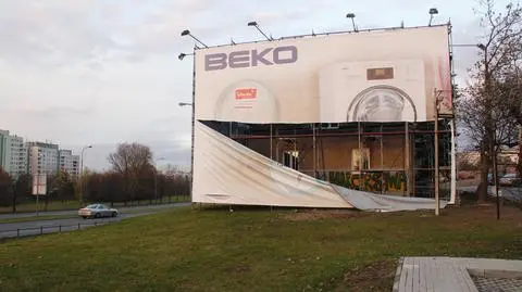 Pocięto reklamę, która "pożarła" dom. Sprawcy szuka policja