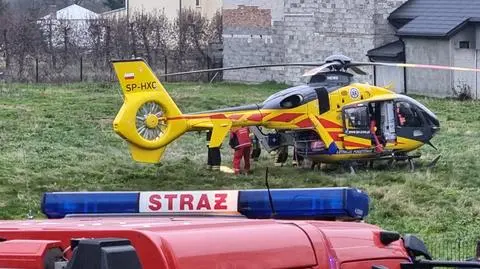 Pożar drewnianego budynku pod Otwockiem, jedna osoba poparzona