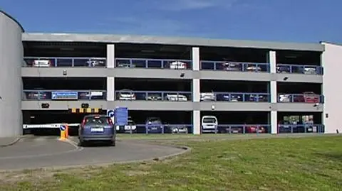 400 nowych miejsc parkingowych na Okęciu