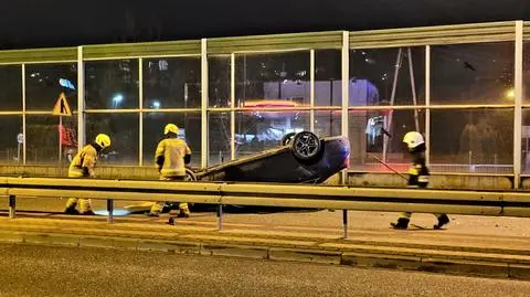Zderzenie pod Legionowem. Obaj kierowcy ranni, jedno auto na dachu
