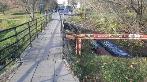 Mostek nad Kanałem Wystawowym przy Jeziorku Kamionkowskim w katastrofalnym stanie