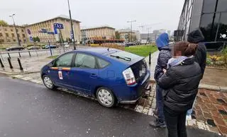 Policja zatrzymała kierowcę taksówki na aplikację podejrzanego o prowadzenie pod wpływem narkotyków