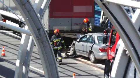 S8: samochód osobowy wjechał w tył tira