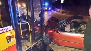 Czołowe zderzenie autobusu z osobówką przy Cmentarzu Północnym