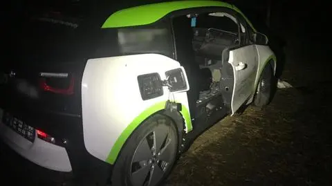 "W lesie demontowali części z kradzionego auta". Zatrzymała ich policja