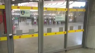Przez ulewę zamknięli stacje metra