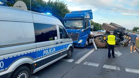 Gwałtownie hamował, ciągnik rolniczy spadł z naczepy na sąsiedni pas