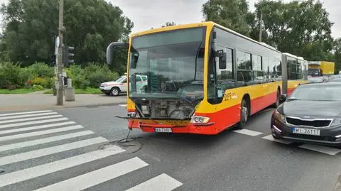 Autobus wjechał w opla. Poszkodowany pasażer