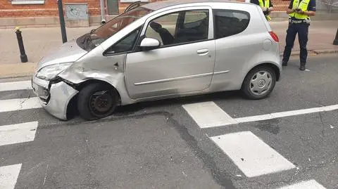 Auto zatrzymało się, w jego tył wjechał inny samochód. "Kierująca zasłabła"