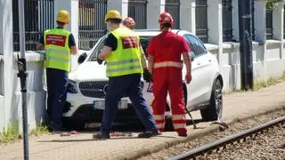 Samochód utknął między ogrodzeniem a torowiskiem