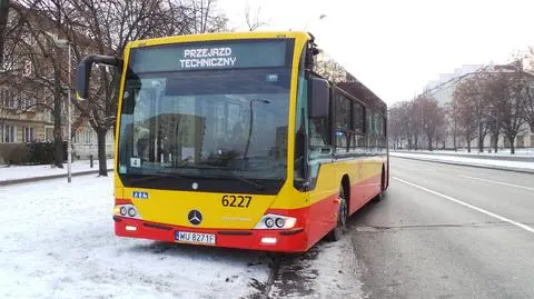 Autobus gwałtownie zahamował. "Pasażerka uderzyła w wystający element"