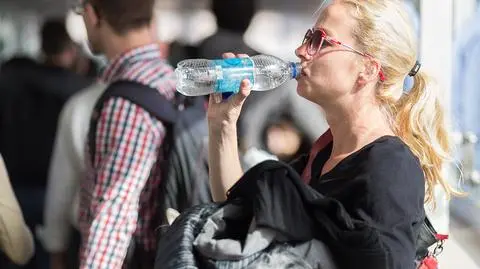 Aż 9 złotych za butelkę wody. Na lotnisku ma być taniej