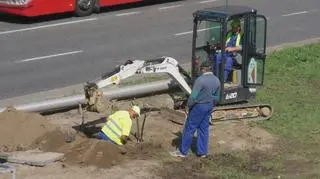 Drogowcy wytyczają naziemne przejście dla pieszych