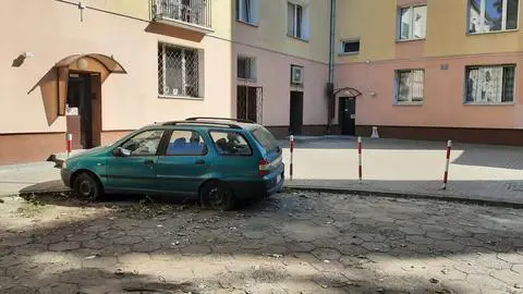 Wrak samochodu zalega na podwórku przy Odyńca