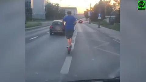 Jechał na hulajnodze ruchliwą ulicą. "Bez kasku, w słuchawkach, zupełna brawura"