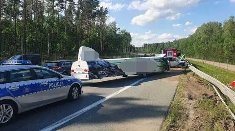 Przyczepka z szybowcem zablokowała pas na S7